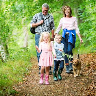 afbeelding gezin wandelt