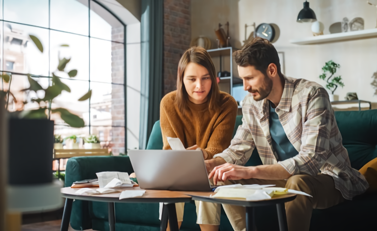 Man en vrouw bij laptop beeldbellen