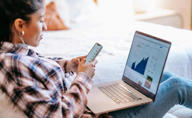 Illustratie vrouw met mobieltje en laptop