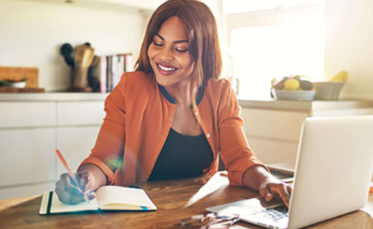 Werkende vrouw aan tafel