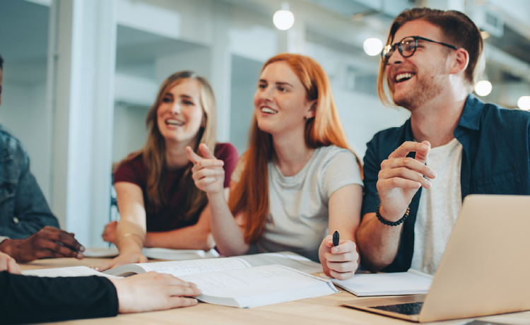 drie blije mensen in kantoor