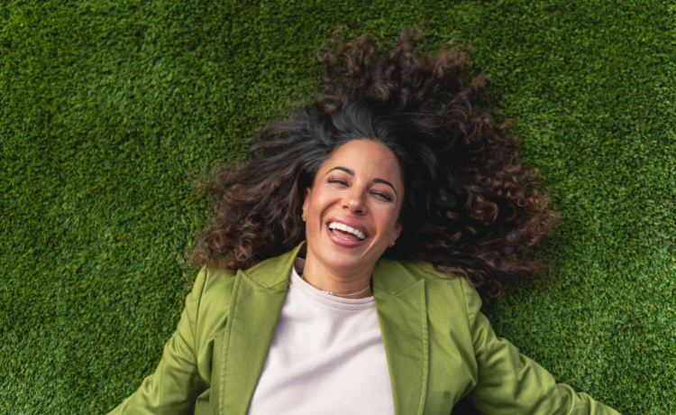 Vrouw laptop gele achtergrond