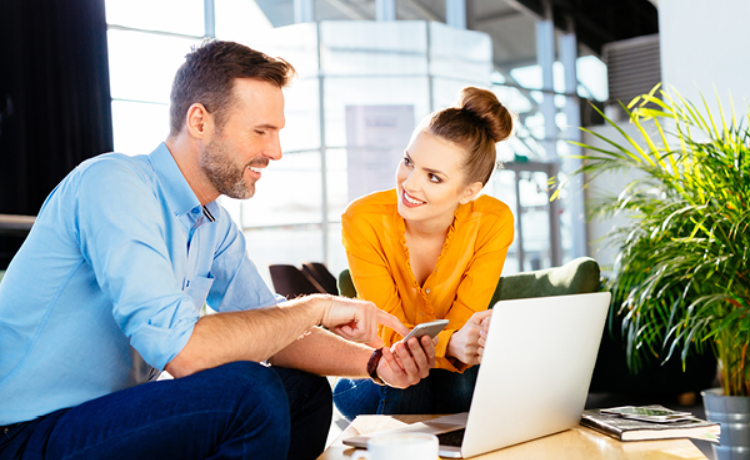 Man en vrouw achter laptop