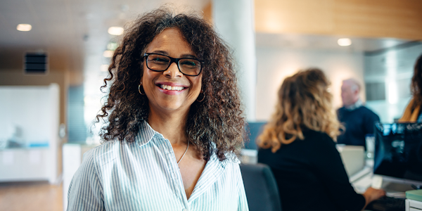 illustratie man staat tegen de wand