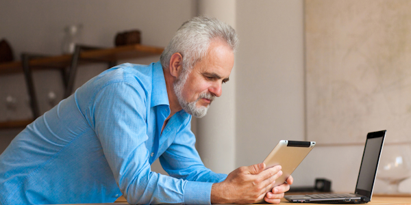 illustratie man op tablet