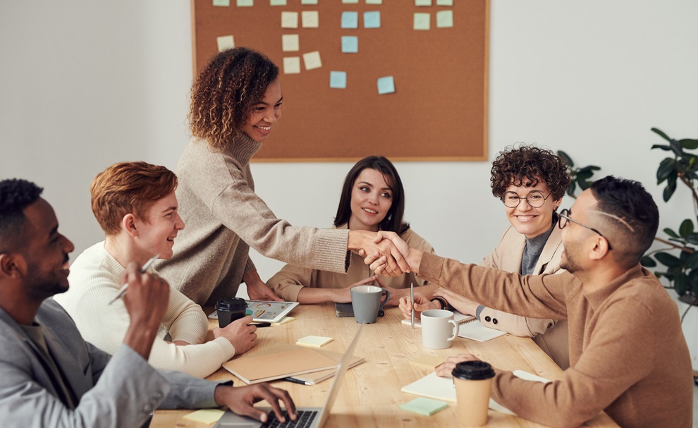 illustratie groep mensen aan tafel