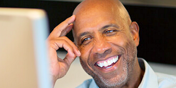 illustratie man achter laptop