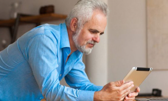 illustratie man kijkt op tablet