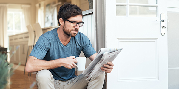 man leest krant