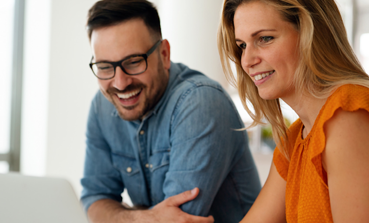 illustratie man en vrouw achter laptop