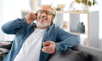 oudere man aan de telefoon