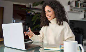 vrouw aan het werk bij een laptop