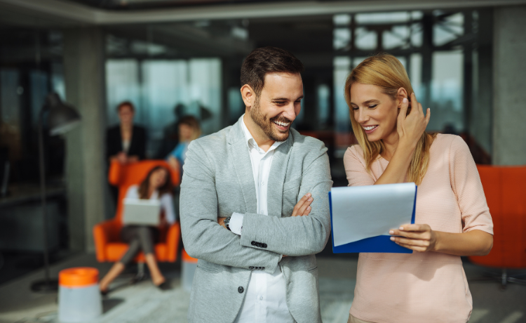 man en vrouw kijkend naar notitie blok