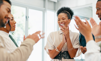 vergadering waarbij een groep mensen klappen