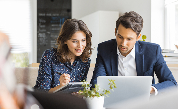 Man en vrouw in overleg