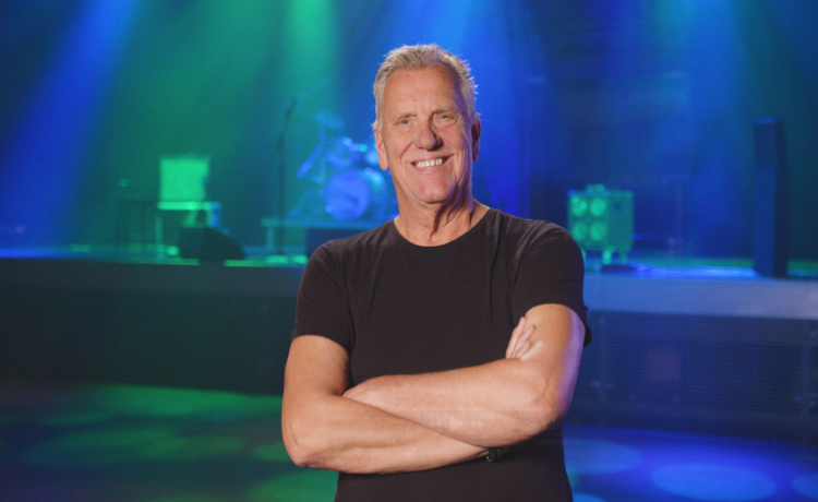 Man met zwart t-shirt