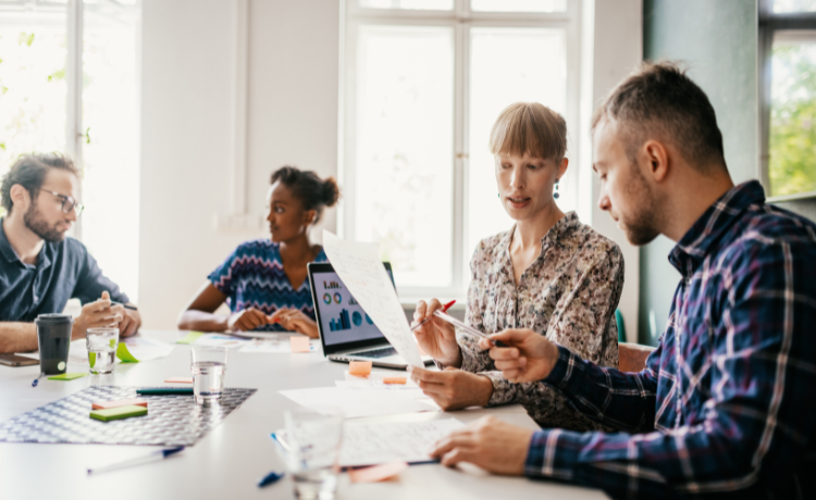 Vier mensen in vergadering