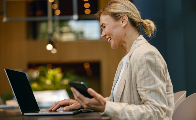 Vrouw met beige blazer