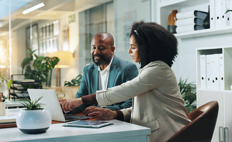 illustratie man en vrouw achter laptop